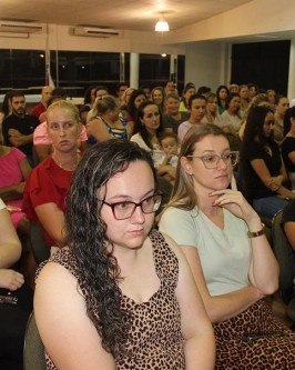 Secretaria de Educação promove palestra com a participação de mais de 200 profissionais - Foto 9