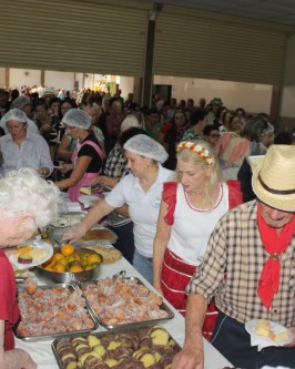 Tradicional Festa Junina da Melhor Idade regada a muita alegria, dança e música - Foto 9