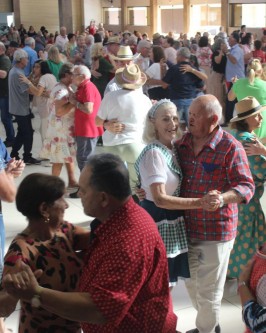 Tradicional Festa Junina da Melhor Idade regada a muita alegria, dança e música - Foto 40