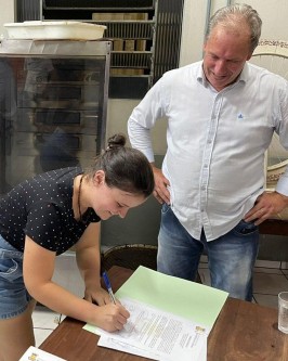 Assinada e entregue ordem de serviço para pavimentação asfáltica da Rua Antônio Schlickmann - Foto 3 Assinada e entregue ordem de serviço para pavimentação asfáltica da Rua Antônio Schlickmann - Foto 3