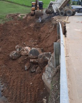 Secretaria de Obras conclui enrocamento de pedra na lateral de ponte próxima a sede da Cegero - Foto 4 Secretaria de Obras conclui enrocamento de pedra na lateral de ponte próxima a sede da Cegero - Foto 4