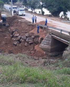 Secretaria de Obras conclui enrocamento de pedra na lateral de ponte próxima a sede da Cegero - Foto 6 Secretaria de Obras conclui enrocamento de pedra na lateral de ponte próxima a sede da Cegero - Foto 6