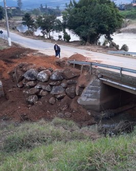 Secretaria de Obras conclui enrocamento de pedra na lateral de ponte próxima a sede da Cegero - Foto 7 Secretaria de Obras conclui enrocamento de pedra na lateral de ponte próxima a sede da Cegero - Foto 7