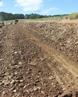 Trabalhos seguem normalmente para pavimentar a estrada entre Bom Retiro e Serrinha - Foto 3 Trabalhos seguem normalmente para pavimentar a estrada entre Bom Retiro e Serrinha - Foto 3