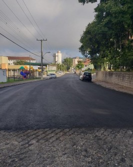 Camada asfáltica foi colocada sobre paralelepípedo, em trecho que faltava, na rua Dona Gertrudes - Foto 6 Camada asfáltica foi colocada sobre paralelepípedo, em trecho que faltava, na rua Dona Gertrudes - Foto 6