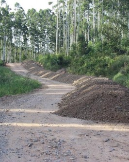 Retomado trabalhos para pavimentação entre as comunidades do Bom Retiro e Serrinha - Foto 1 Retomado trabalhos para pavimentação entre as comunidades do Bom Retiro e Serrinha - Foto 1