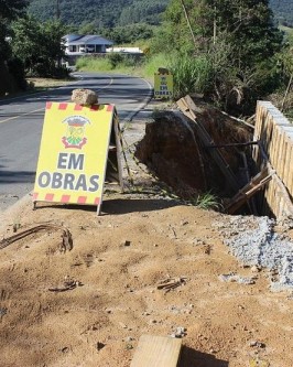 Muros de contenção em concreto armado estão sendo construídos pela Prefeitura - Foto 9 Muros de contenção em concreto armado estão sendo construídos pela Prefeitura - Foto 9