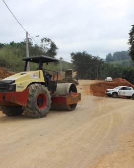 Equipe de Obras prepara trechos da Estrada Geral Rio Pinheiros para receber pavimentação asfáltica - Foto 11 Equipe de Obras prepara trechos da Estrada Geral Rio Pinheiros para receber pavimentação asfáltica - Foto 11