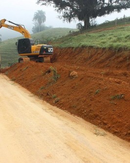 Equipe de Obras prepara trechos da Estrada Geral Rio Pinheiros para receber pavimentação asfáltica - Foto 3 Equipe de Obras prepara trechos da Estrada Geral Rio Pinheiros para receber pavimentação asfáltica - Foto 3