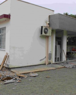 Obras estão sendo refeitas na sede do Cras de São Ludgero pela BF Construções diante de vários problemas de infiltrações - Foto 2 Obras estão sendo refeitas na sede do Cras de São Ludgero pela BF Construções diante de vários problemas de infiltrações - Foto 2