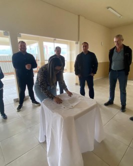 Assinada e entregue a ordem de serviço para construção do muro, passeio público, jardinagem e estacionamento no Complexo Educacional Unificado Benício Warmeling - Foto 13 Assinada e entregue a ordem de serviço para construção do muro, passeio público, jardinagem e estacionamento no Complexo Educacional Unificado Benício Warmeling - Foto 13