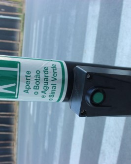 Atitude correta no Semáforo: pedestre deve apertar botoeira e aguardar sinal verde para atravessar! - Foto 2 Atitude correta no Semáforo: pedestre deve apertar botoeira e aguardar sinal verde para atravessar! - Foto 2