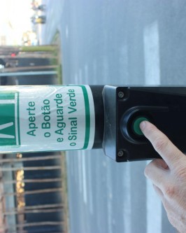 Atitude correta no Semáforo: pedestre deve apertar botoeira e aguardar sinal verde para atravessar! - Foto 7 Atitude correta no Semáforo: pedestre deve apertar botoeira e aguardar sinal verde para atravessar! - Foto 7