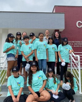 Crianças, adolescentes e pessoas da terceira idade que frequentam o SCFV recebem novas peças de vestuário - Foto 1 Crianças, adolescentes e pessoas da terceira idade que frequentam o SCFV recebem novas peças de vestuário - Foto 1