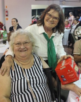 Uma noite especial com jantar, presente, dança e muita alegria marcou a confraternização natalina da Terceira Idade - Foto 45 Uma noite especial com jantar, presente, dança e muita alegria marcou a confraternização natalina da Terceira Idade - Foto 45