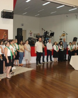 Uma noite especial com jantar, presente, dança e muita alegria marcou a confraternização natalina da Terceira Idade - Foto 22 Uma noite especial com jantar, presente, dança e muita alegria marcou a confraternização natalina da Terceira Idade - Foto 22