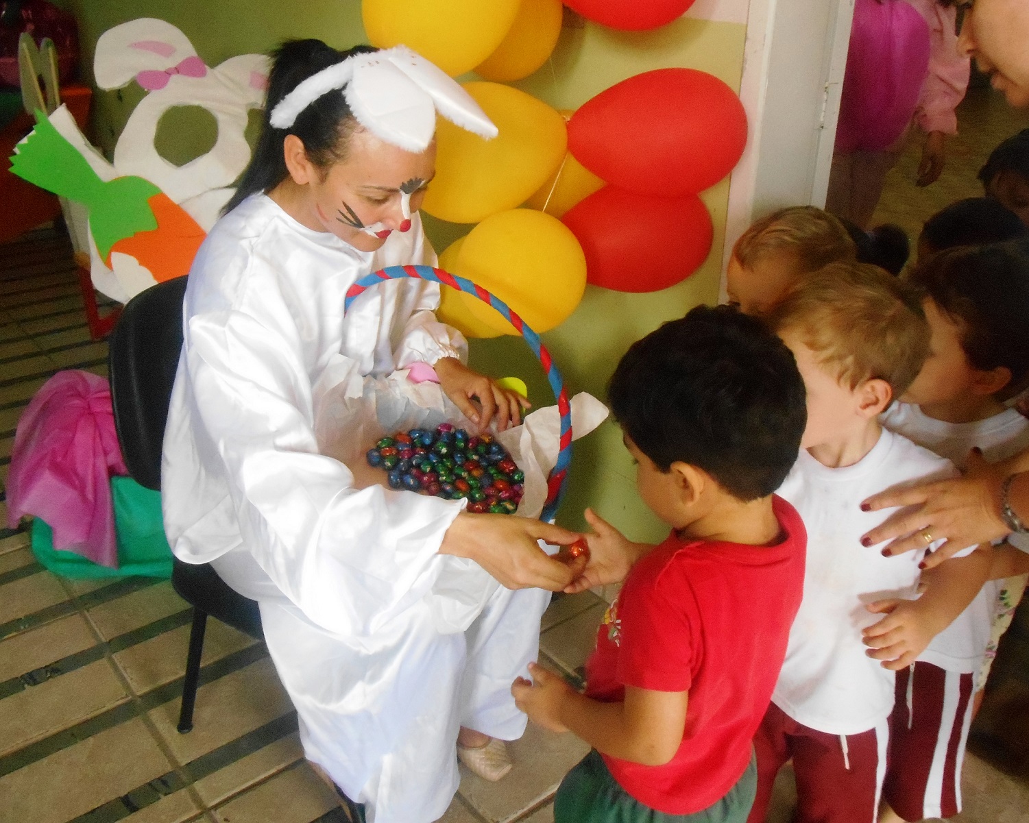 Coelhinho da Páscoa visitou Centro de Educação Infantil Dom Gregório Warmeling