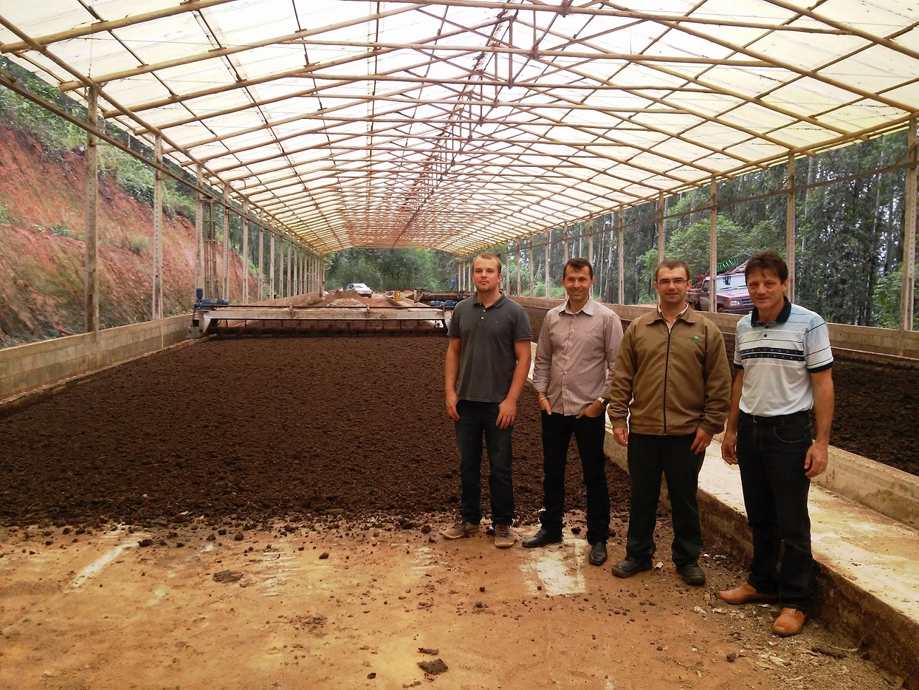 Comitiva adquiriu novos conhecimentos sobre sistemas de secagem e compostagem para dejetos de aves