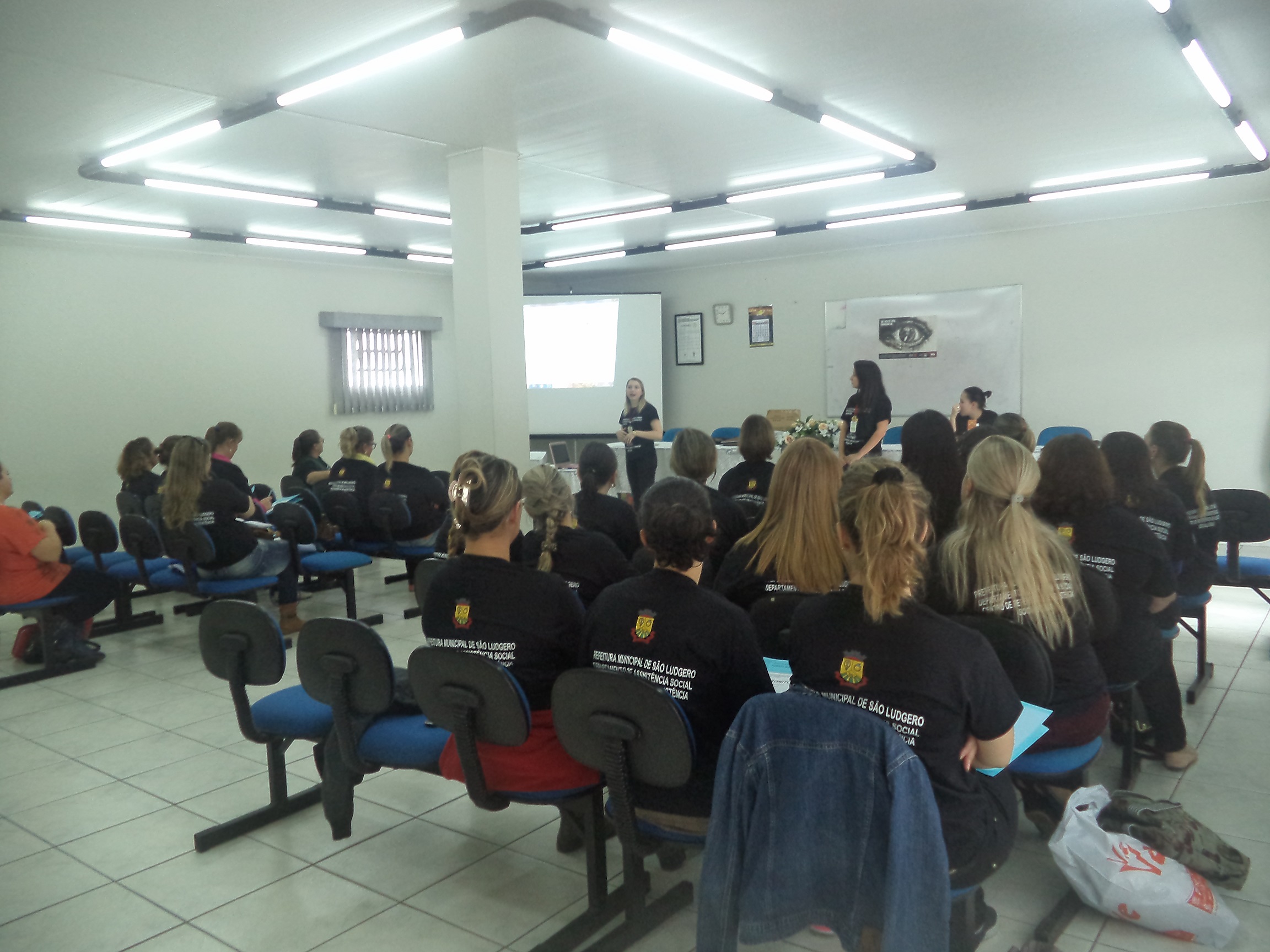 Evento tratou de ações preventivas em relação a violações dos direitos das crianças e...