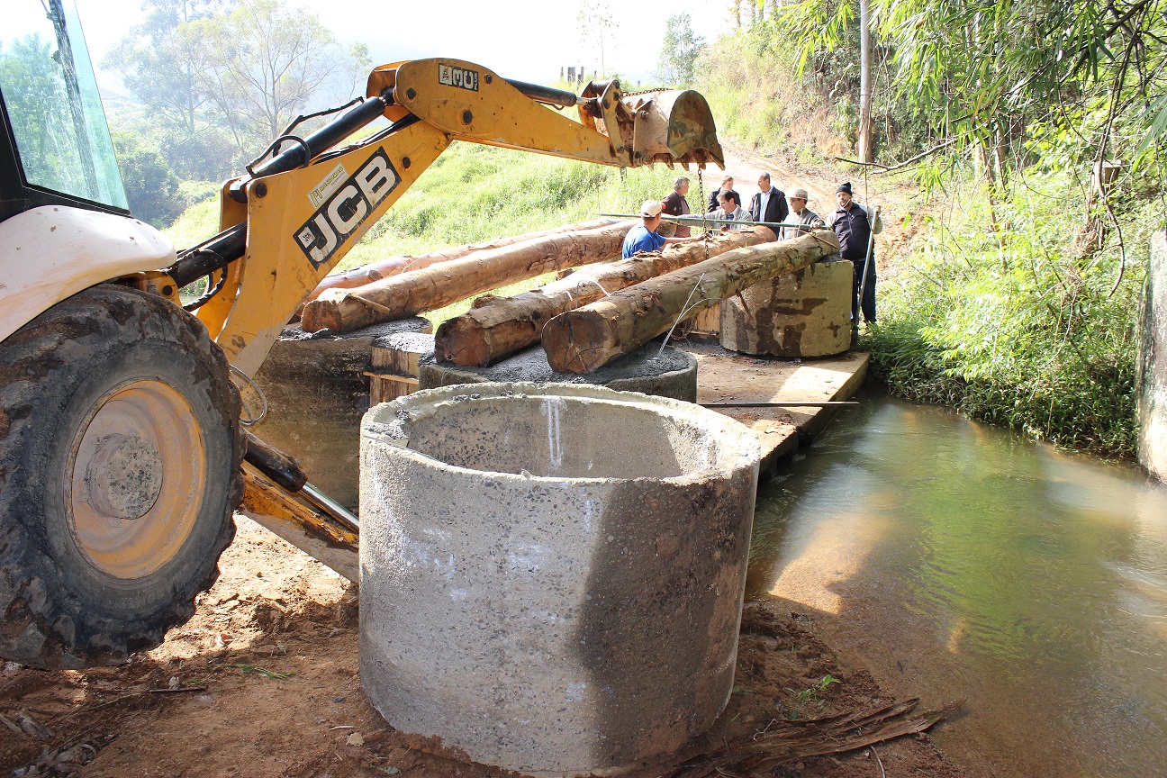 Construção de pontilhão deixará famílias mais tranquilas em dias de chuvas fortes