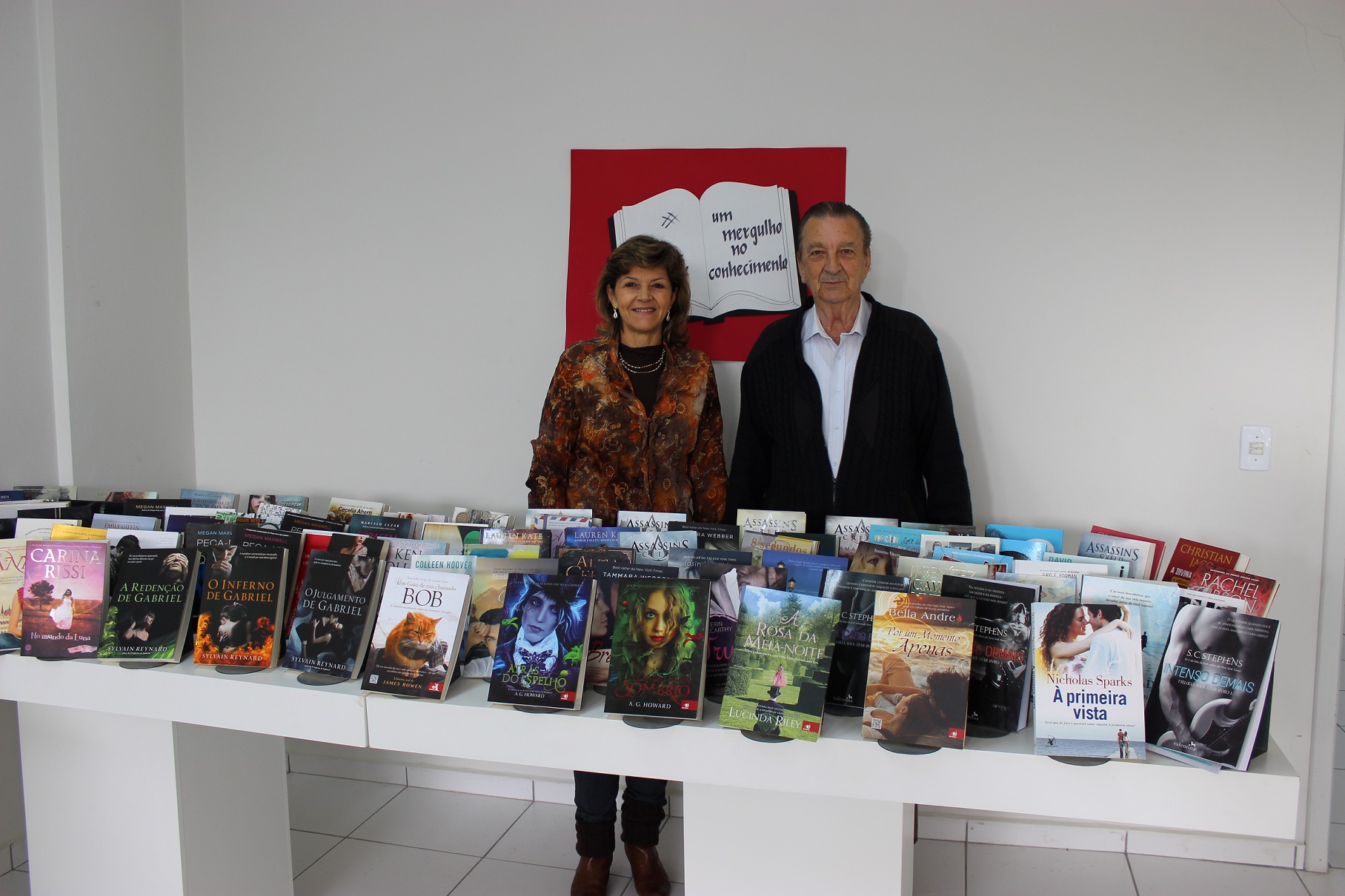 Biblioteca Municipal Huberto Rodhen recebe doação de 461 livros da Cegero