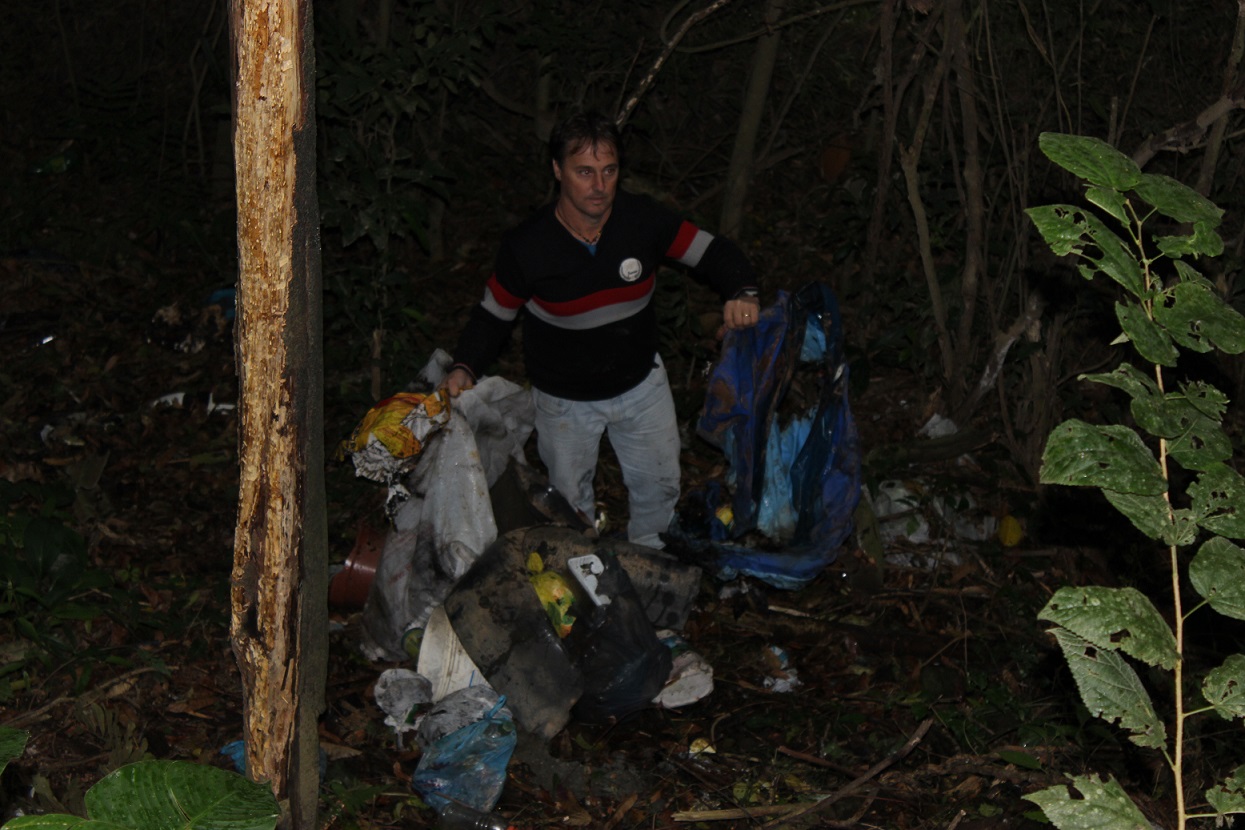 Lixo é jogado novamente em mata, próximo a uma nascente dágua na Estrada Geral do Bom Retiro