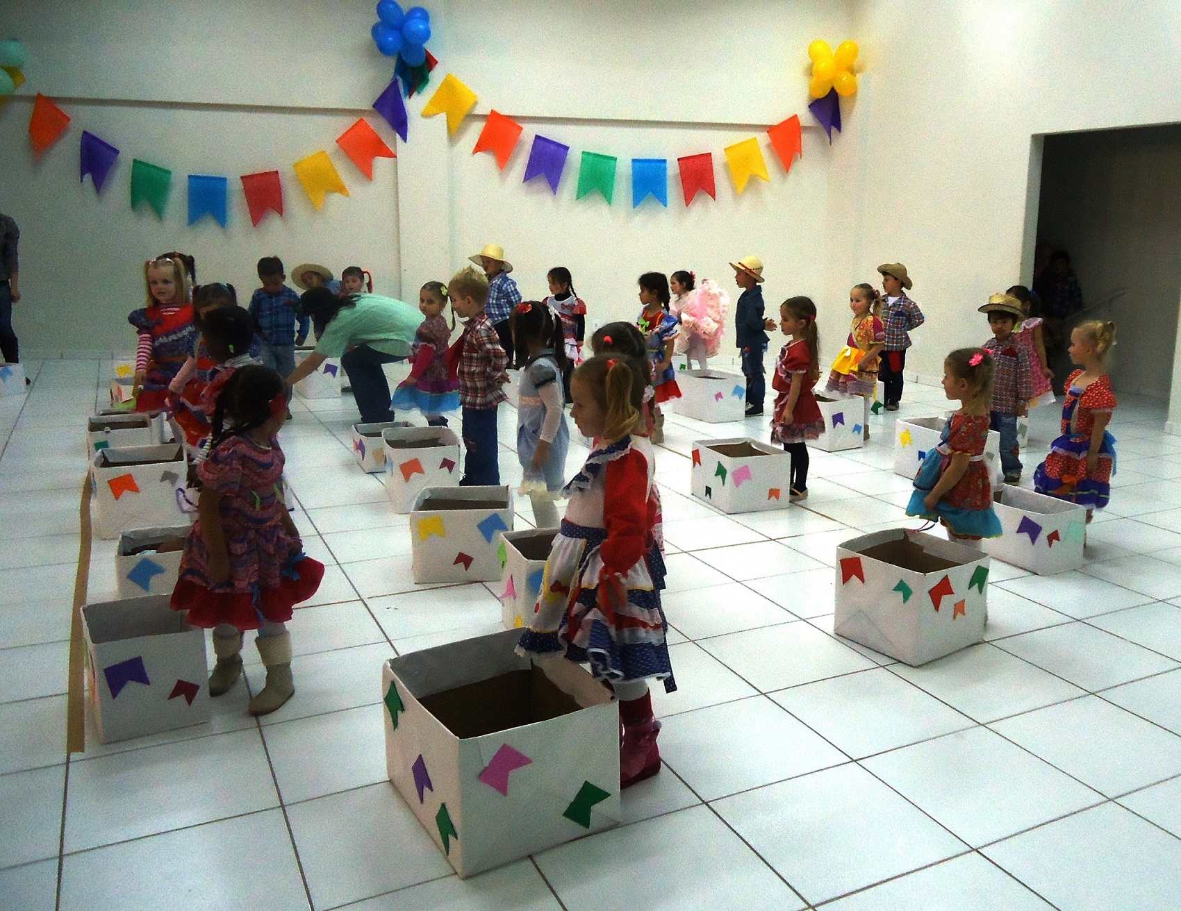 Rede Municipal de Ensino realiza confraternização usando o tema Festa Julina