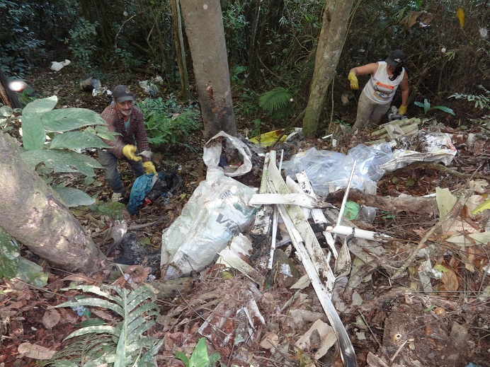 Lixo jogado próximo a uma nascente dágua na comunidade do Bom Retiro foi recolhido e dado o...