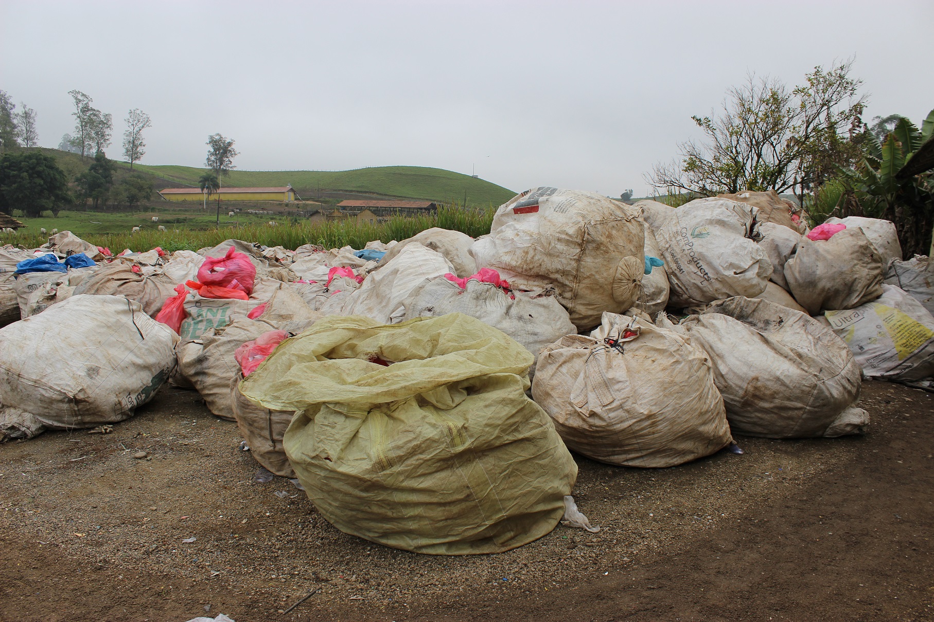 Aproximadamente 5 mil quilos do Lixo Hospitalar encontrado em galpão no município de São Ludgero...