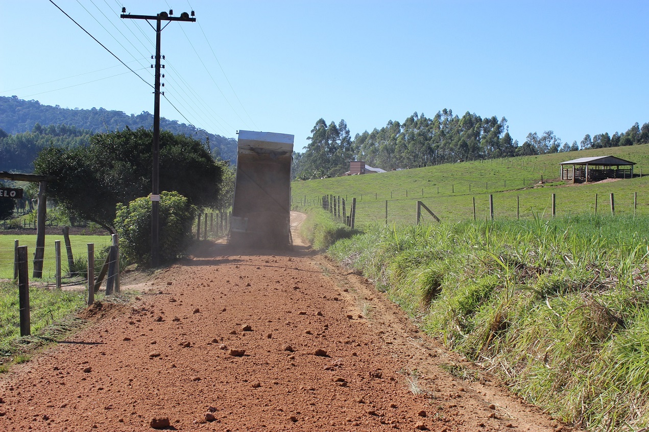 Secretaria de Obras realiza melhorias nas rodovias municipais após longo período com intensas...