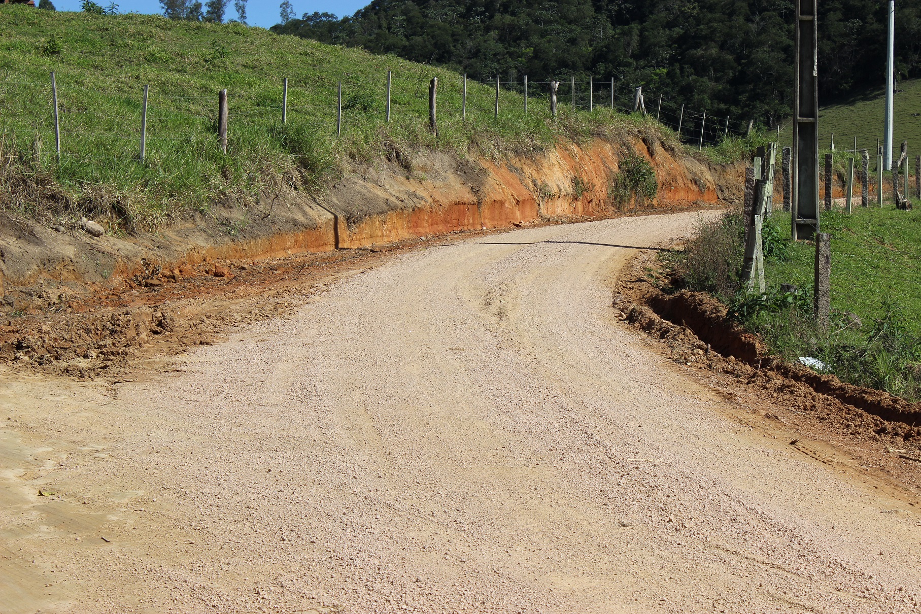 Comunidade do Rio Coral é beneficiada com melhorias na rodovia municipal