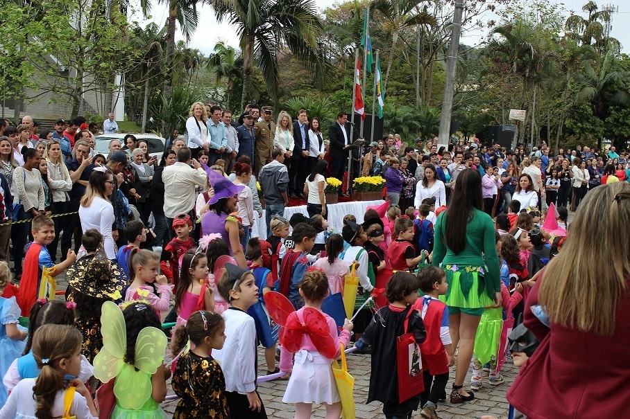 Mesmo com chuva o patriotismo prevaleceu durante desfile de 7 de Setembro em São Ludgero