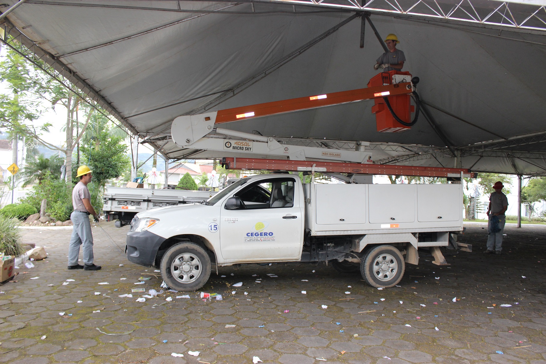 Retirada de instalações elétricas e uma limpeza geral já foram realizadas na praça da Igreja...