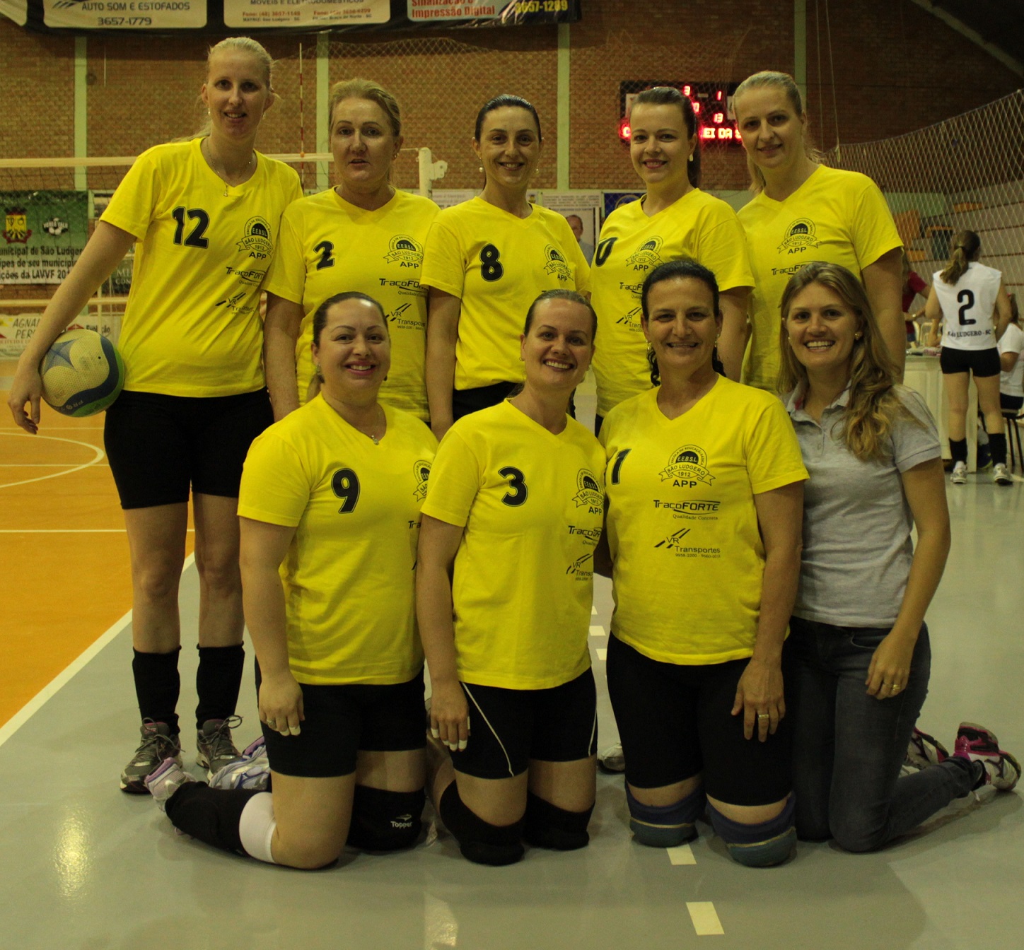Presidente convida grupos de mulheres que jogam voleibol por lazer para fazerem inscrição no...