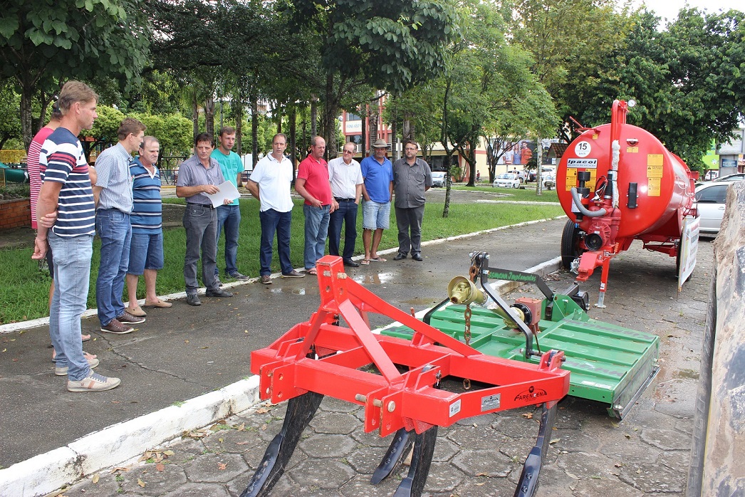 Administração Municipal entrega mais quatro implementos agrícolas a Grupo de Agricultores