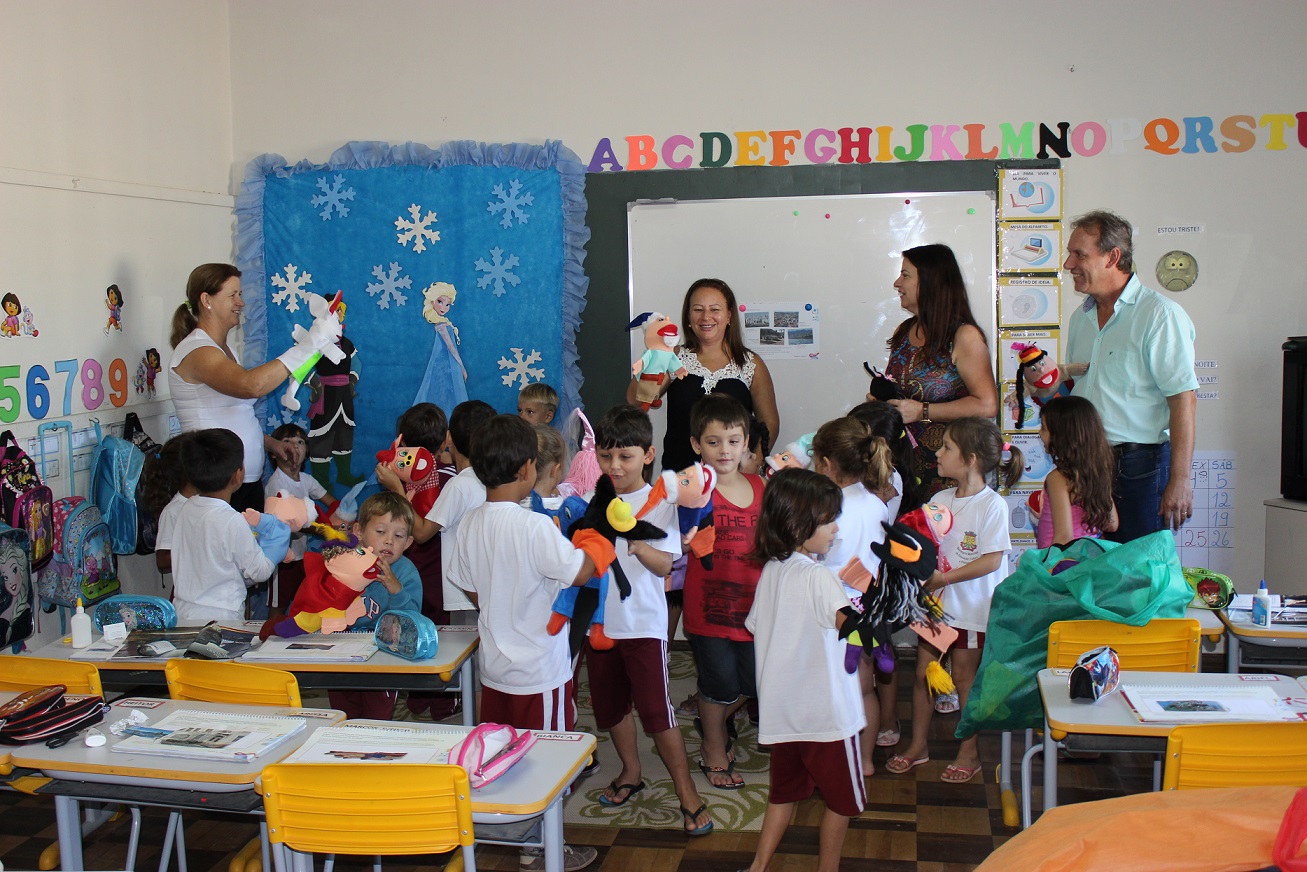 Alunos da Rede Municipal de Ensino em São Ludgero fazem a festa ao receberem fantoches