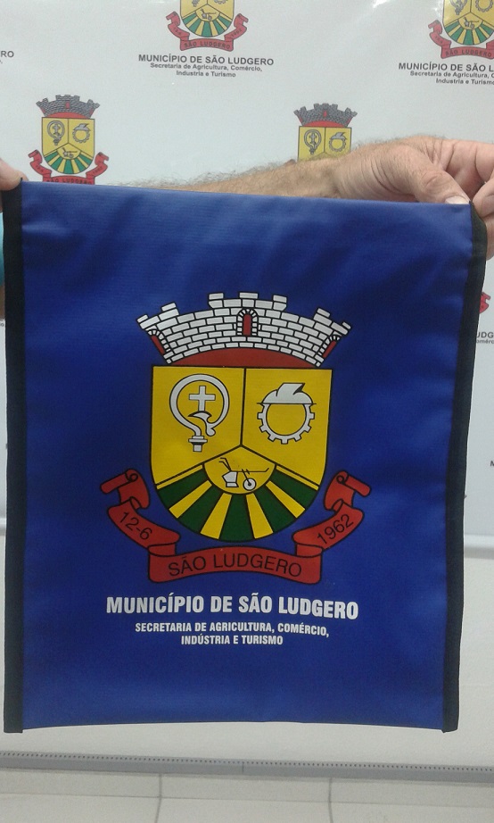 Agricultores recebem bolsas identificadas com brasão de São Ludgero