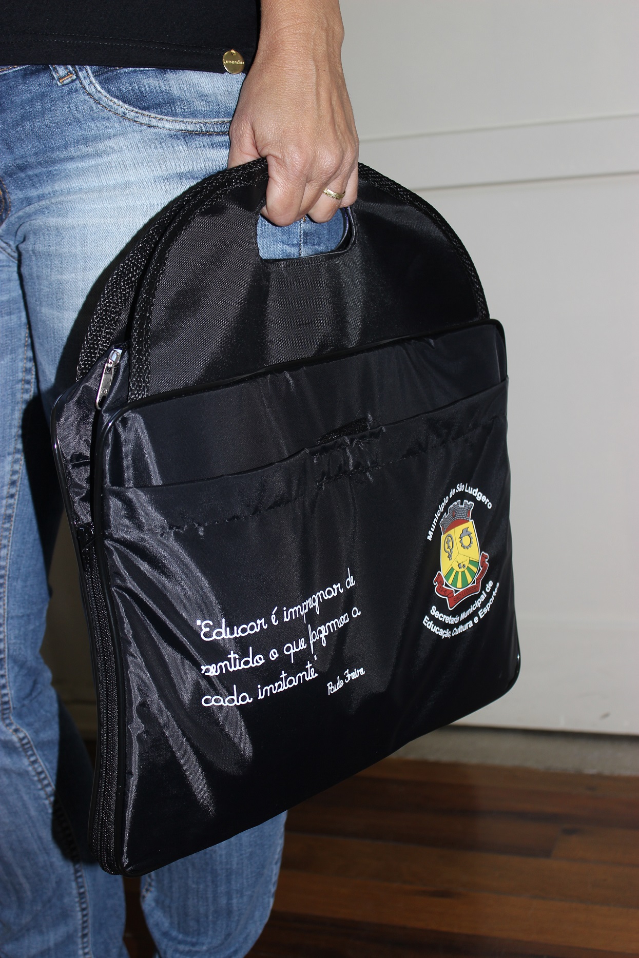 Secretaria de Educação entrega bolsa para os profissionais da Rede Municipal de Ensino