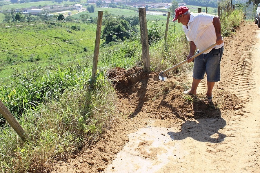 Com período de sol forte trabalhos são intensificados pela Secretaria de Obras 