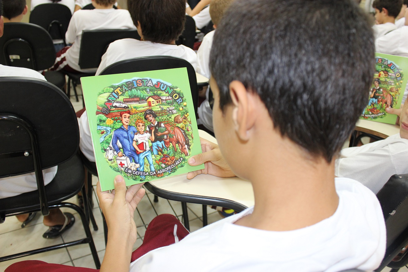 Cartilhas do projeto “Sanitarista Júnior” são entregues em São Ludgero