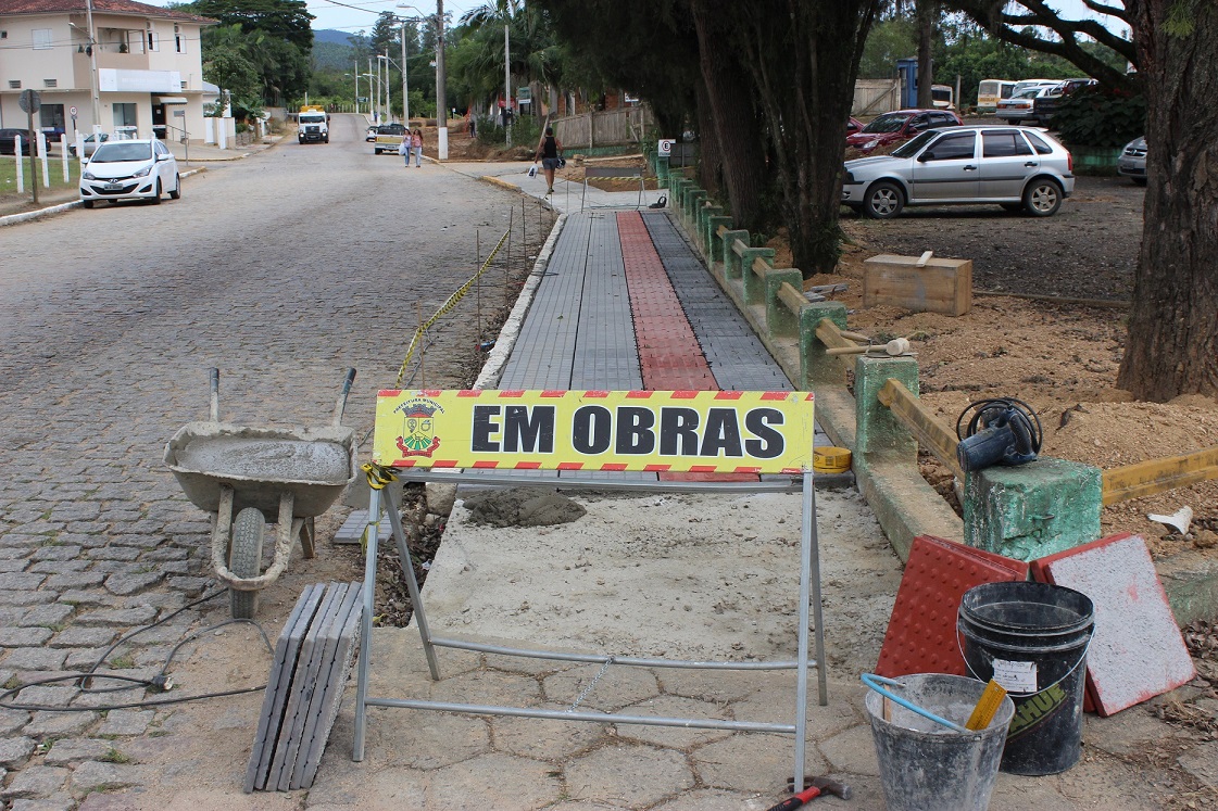 Calçada padronizada e com acessibilidade é construída em frente à Sede Administrativa Municipal