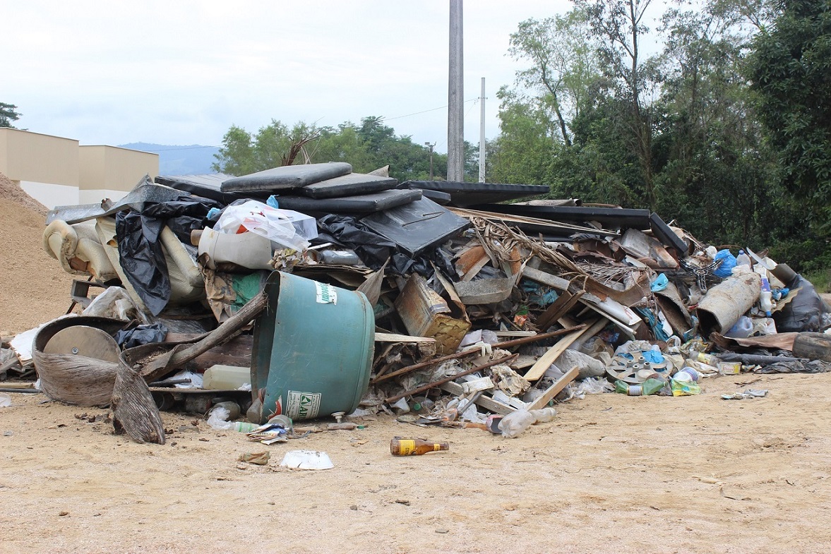 Mutirão contra o mosquito Aedes Aegypti recolheu grande quantidade de recipientes que armazenam...