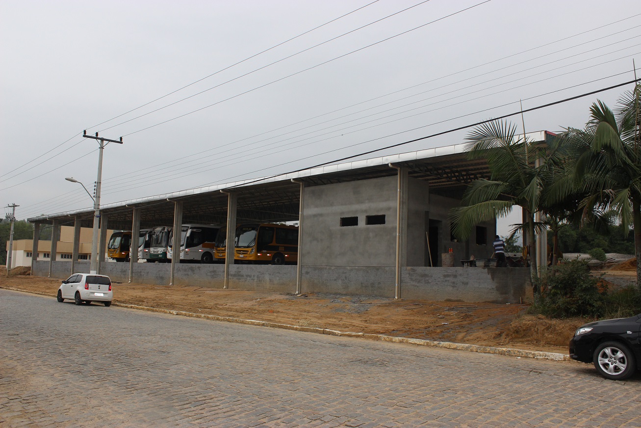 Garagem para proteger frota de veículos da Educação ficará pronta até final de maio