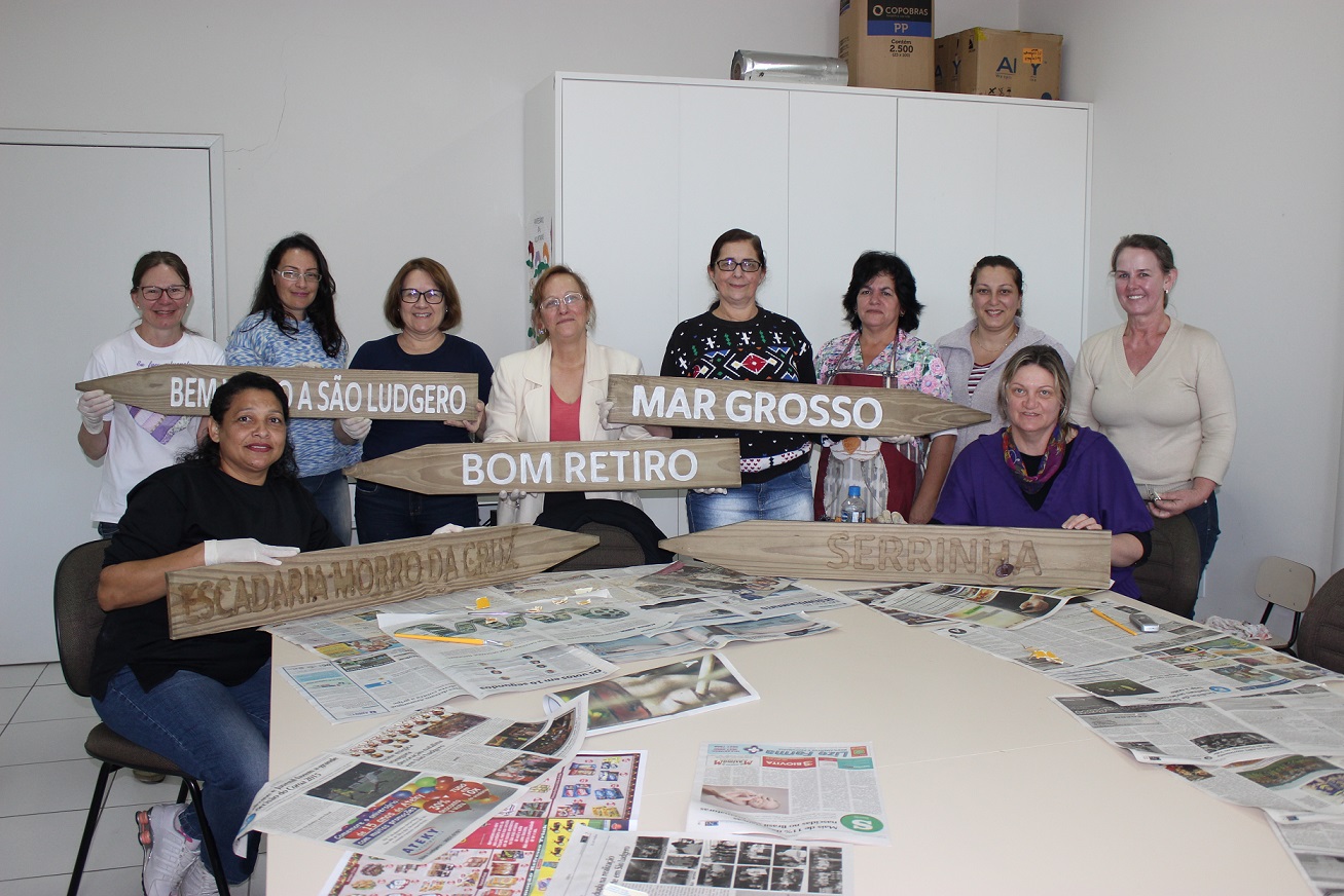 Voluntárias do Clube de Mães abraçam mais um desafio e fazem a pintura das placas indicativas...