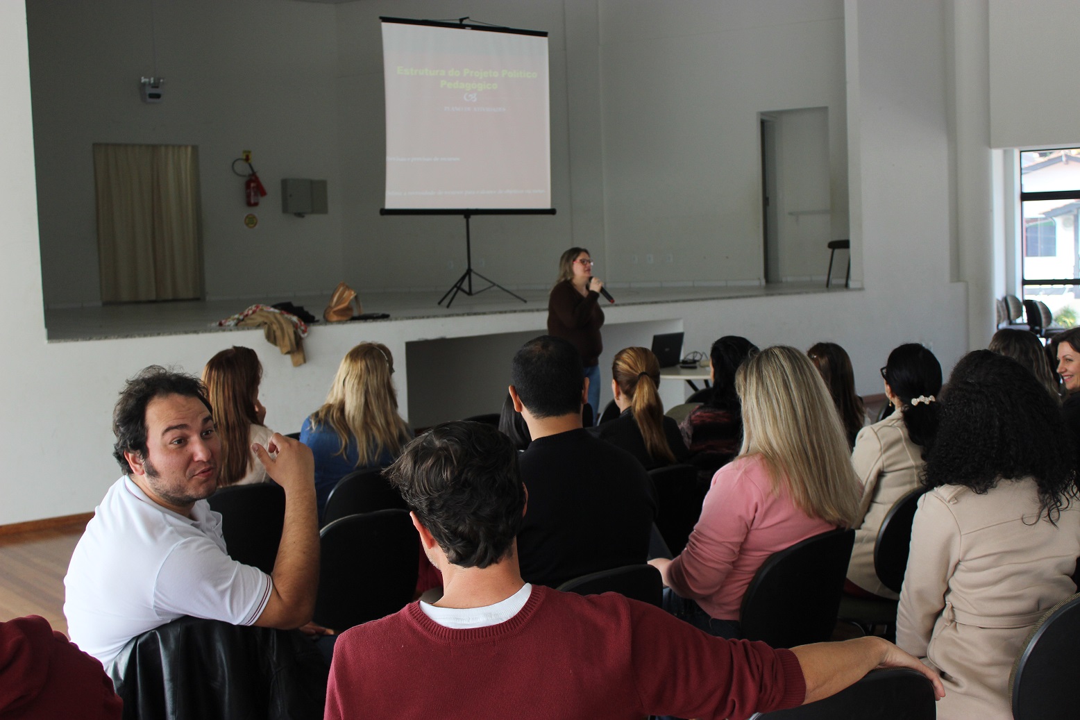 Curso assessora profissionais na atualização dos Projetos Políticos Pedagógicos
