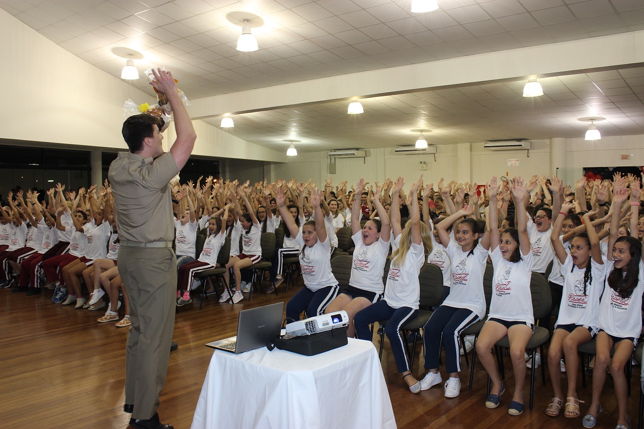 Mais 180 alunos juraram evitar a violência e resistir às drogas durante formatura do Proerd
