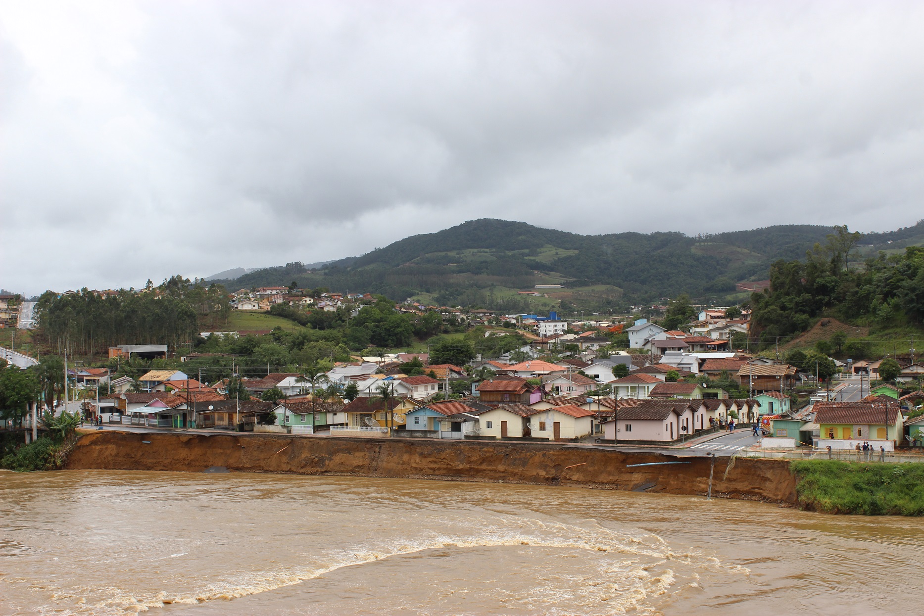 Prefeitura decreta situação de emergência após desmoronamento ocorrido na rua Henrique Hobold