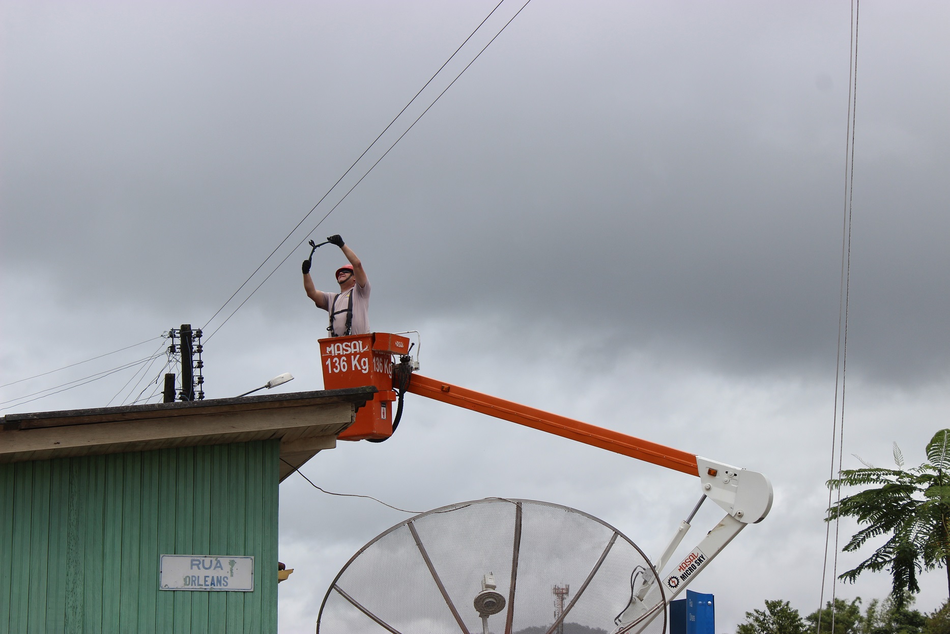 Trabalho da Cegero também é intenso no local do desmoronamento