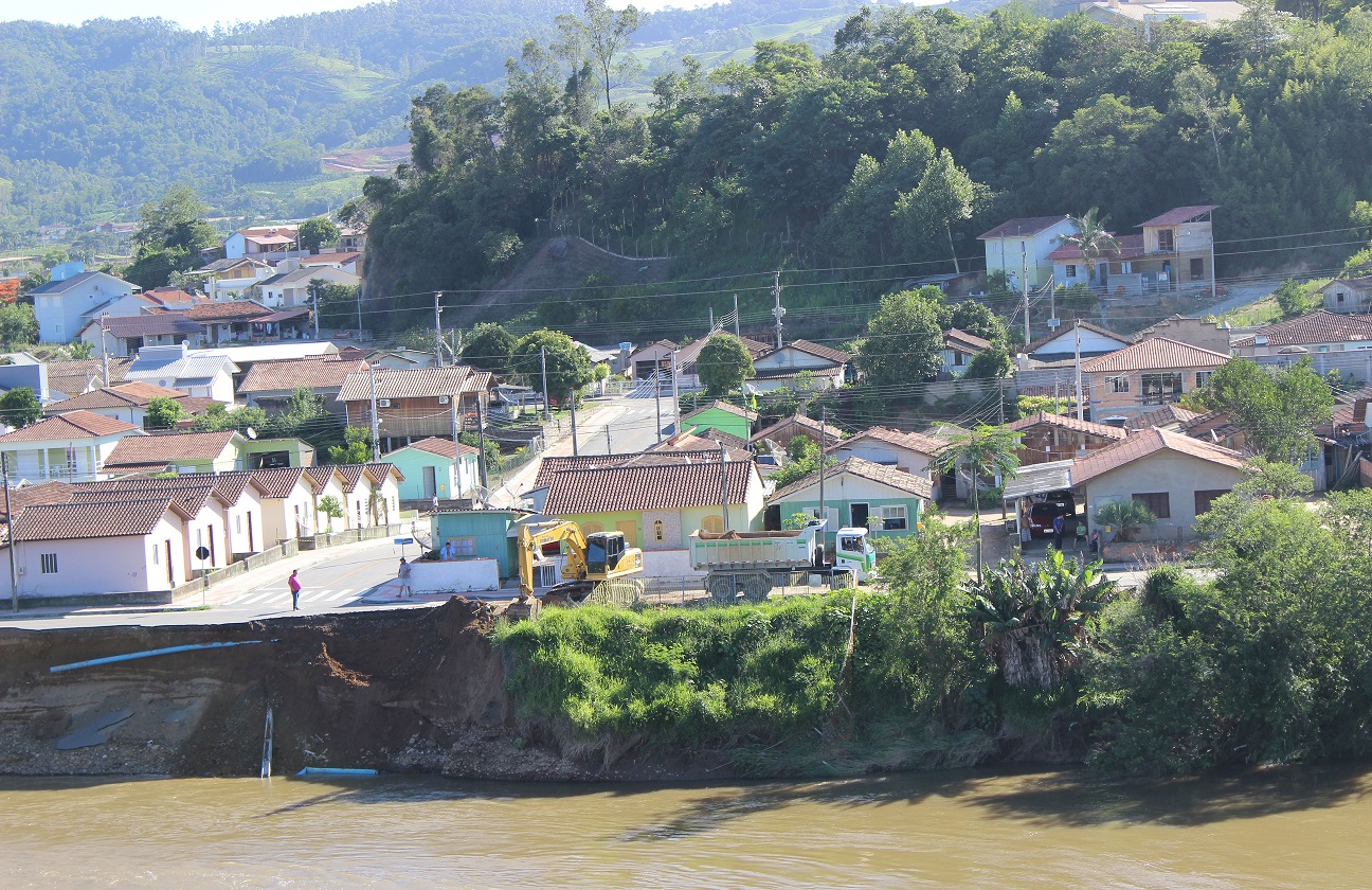 Máquinas já estão trabalhando para recuperação do local onde ocorreu erosão 