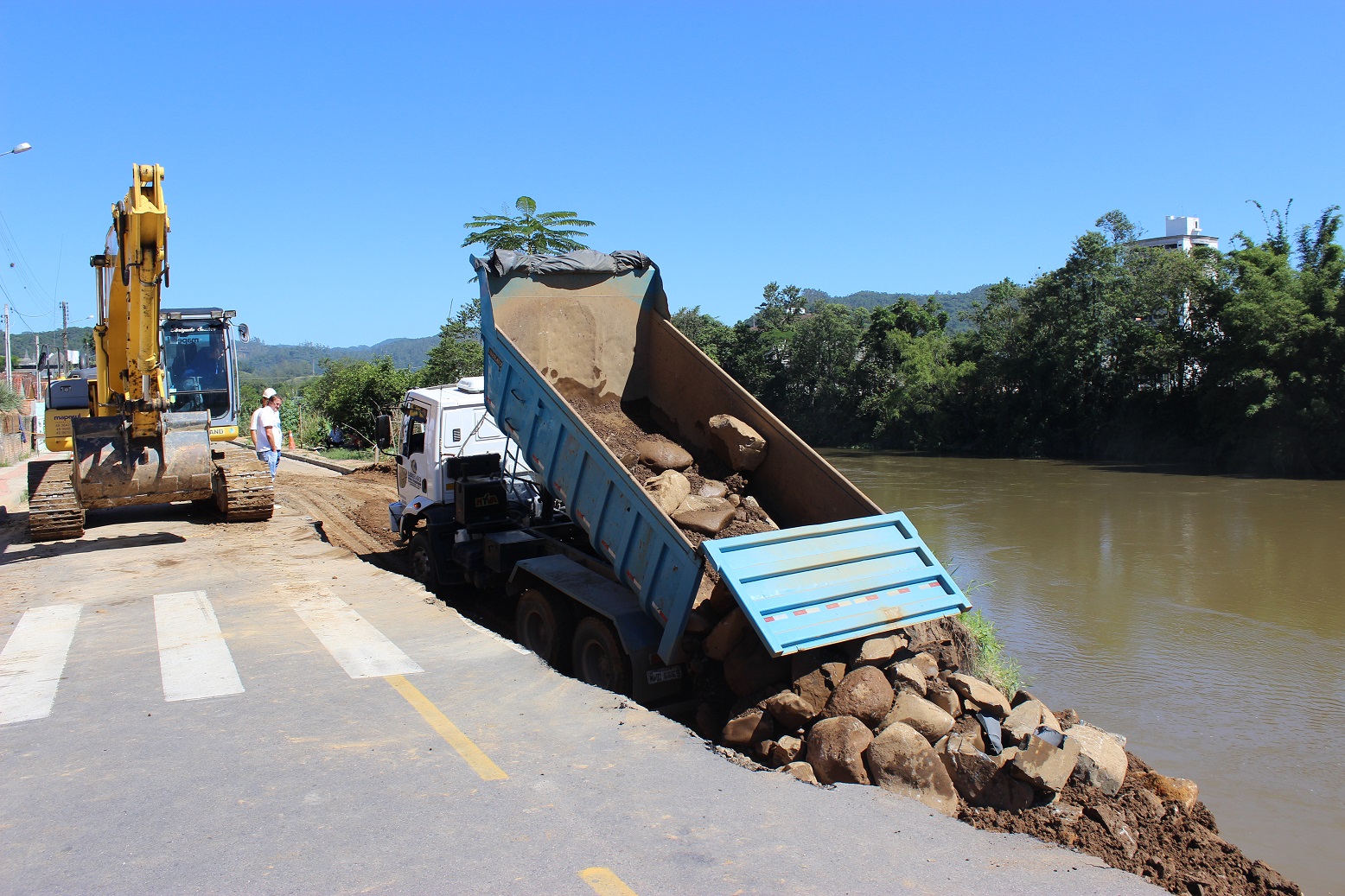 Trabalhos seguem em ritmo acelerado na recuperação da rua Henrique Hobold 